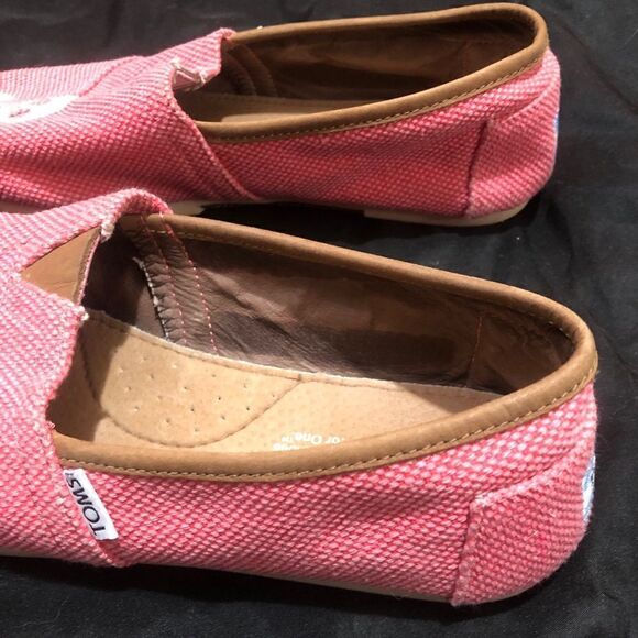 TOMS pink with white skullโshoes - unknown size 8-1/2 to 9 maybe VERYโCUTE - Picture 8 of 16